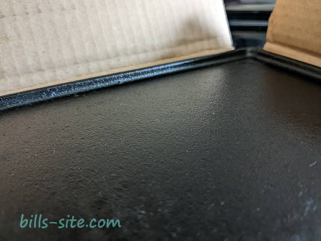 slightly raised edges on each side of the Lodge LDP3 reversible griddle